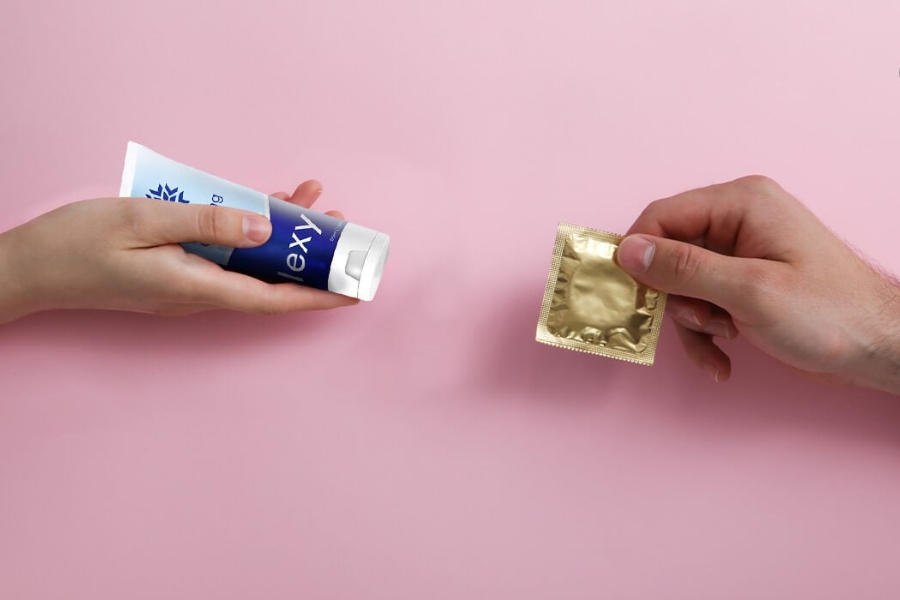 Cách dùng gel bôi trơn cùng với bao cao su